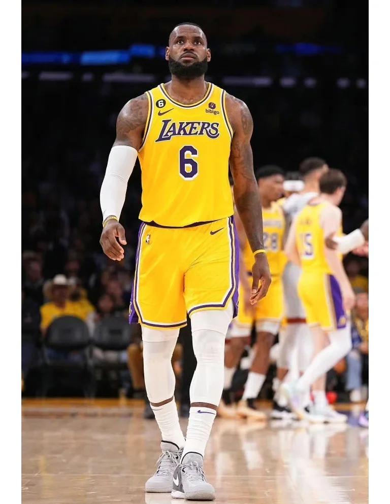 九游游戏APP-包含领先优势明显首场状态出色，SKT观众沸腾！，詹姆斯重返赛场再创辉煌时刻的词条