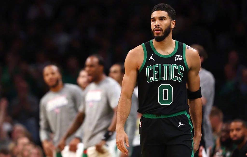 九游游戏盒-塔图姆在篮网比赛中刷新纪录，大比分获胜引发热议！赛场气氛高涨的简单介绍