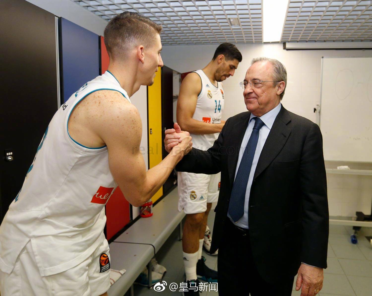 九游游戏APP-赛地聚焦——欧冠关键战热度飙升，山东男篮更衣室发声，球迷炸锅，轮换策略被讨论的简单介绍